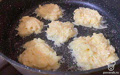 На горячую сковороду с растительным маслом выложите оладушки столовой ложкой, немного их разравнивая. Пожарьте оладушки с обеих сторон.