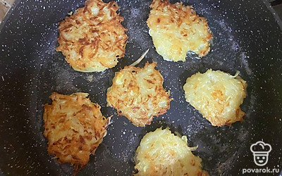 Готовые оладушки подавайте со сметаной. 