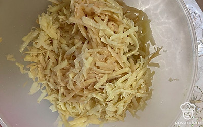 Помойте, почистите и натрите на крупной терке картофель и яблоко.