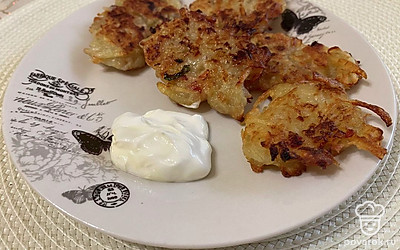 Подавайте на стол со сметаной.