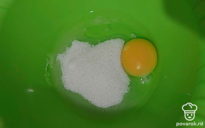 Смешать яйцо с сахаром и солью до растворения крупиц.