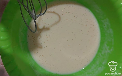 Помешивая, влить теплый кефир в яичную смесь.