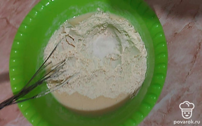 Постепенно добавить в тесто просеянную муку. В конце всыпать соду и тщательно перемешать.