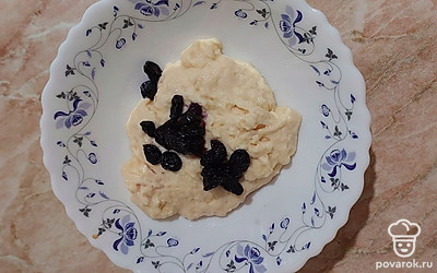 Выложить изюм. Дать смеси постоять 10-15 минут.