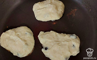 Жарить с двух сторон на сковороде, до золотистого цвета.