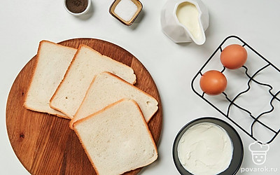 Удобно расположите на рабочем столе необходимые продукты. Вымойте яйца. Зелень для подачи вымойте, обсушите на бумажных полотенцах, измельчите. Откройте баночку с красной икрой.