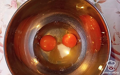 Пробить блендером яйца, сахар и соль.