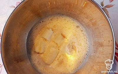 Добавить молоко и банан, пробить.