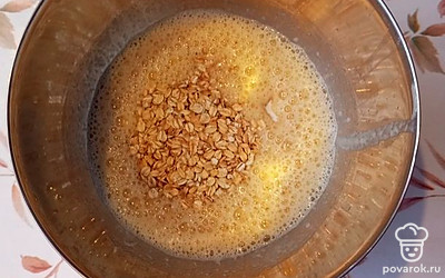 Добавить овсяные хлопья и разрыхлитель, пробить блендером.