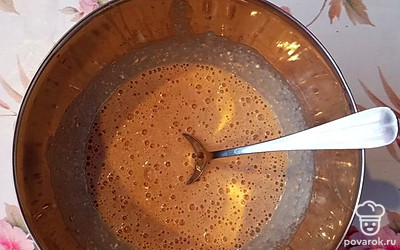 Добавить растительное масло в тесто, жарить на медленном огне на сковороде под крышкой без масла.