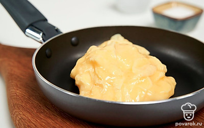 Приготовьте скрэмбл. Яйца разбейте на холодную сковороду, добавьте к ним сливки и поставьте жариться на средний огонь. Приправьте солью и перцем по вкусу. Готовьте, помешивая, в течение 2-3 минут. Не пересушите скрэмбл, консистенция должна быть кремовой.