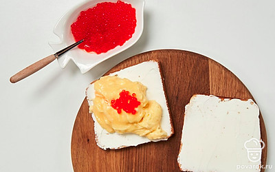 Сформируйте тосты. Выложите яйца на хлеб с творожным сыром. Сверху положите красную икру.