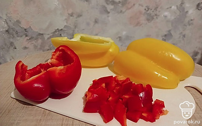 Перцы помойте. Разрежьте пополам, уберите косточки. Половинку одного перца нарежьте небольшими кусочками, примерно сантиметр на сантиметр.