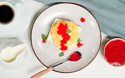 Тост с красной икрой выложите на плоскую сервировочную тарелку, посыпьте кунжутом и измельченной зеленью.