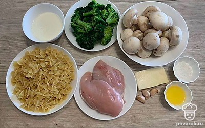 Куриное филе вымойте, зачистьте от прозрачной пленки и нарежьте небольшими кусочками, примерно 1х1 см. Грибы помойте, удалите грязные и обветренные участки.