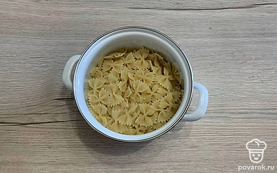 В закипевшую воду всыпьте макароны, добавьте щепотку соли. Варите в соответствии с инструкцией на упаковке, макароны должны быть состояния al dente, внутри немного твердоватыми. Откиньте их на дуршлаг.