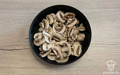 Пока варятся макароны нарежьте пластинами грибы и обжарьте до румяности с минимальным количеством масла. Добавьте соцветия брокколи. Перемешивая, обжарьте еще 2-3 минуты.