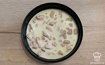 В другой сковороде обжарьте куриное филе. Помешивая, жарьте, пока мясо не станет белого цвета. Затем влейте сливки. Потушите на слабом огне 3-4 минуты.