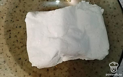 Творог выложить в миску. 