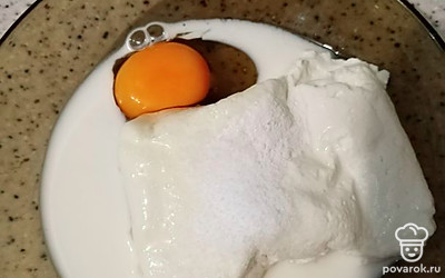 Влить молоко.