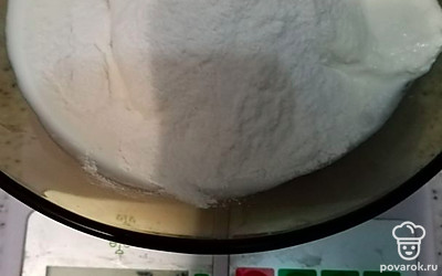 Всыпать муку, добавить сахарозаменитель по вкусу и разрыхлитель теста. 