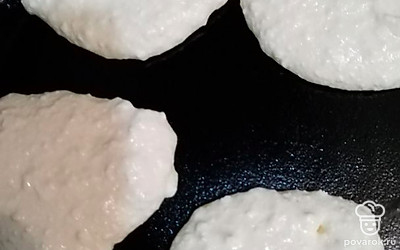 Тщательно перемешать все ингредиенты и выложить столовой ложкой на разогретую сковороду.