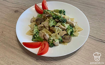 Подавайте блюдо в пиалах из натурального материала, посыпав зеленью петрушки. Это фондю будет отлично сочетаться с сметанным соусом. Добавьте в сметану мелко нарезанный укроп и измельченный чеснок и соль, хорошо перемешайте и подавайте вместе с фондю. Так ваш ужин будет праздничным и сытным.