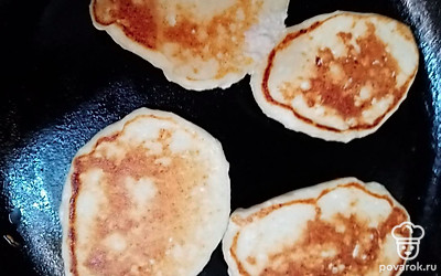 Перевернуть и обжарить с другой стороны.