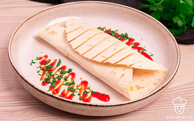 Сосиски с сыром в тортилье — Рецепт с фото