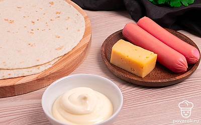 Очистите сосиски от упаковки. сыр натрите на крупной терке.