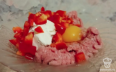 К фаршу добавьте нарезанный перец, брынзу, майонез и яйцо. Посолите и перемешайте.