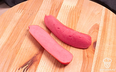 Сосиску разрежьте вдоль на две части.