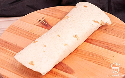 Сверните лепешку рулетом.