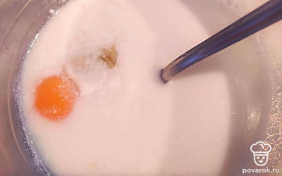 В кефир комнатной температуры вбейте яйцо (предварительно промойте его в теплой воде с содой). К кефиру добавьте сахар и соль. Все перемешайте. 