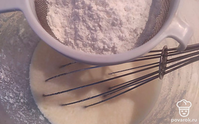 Добавьте 50 граммов растельного масла, просеянную муку, ванильный сахар. В самом конце всыпьте соду. 