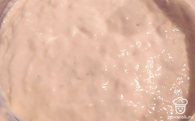 Все хорошо вымешайте и оставьте на 10 минут для набухания клейковины. 