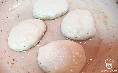 Разогрейте растительное масло и ложкой выложите тесто. Обжарьте до золотистого цвета. 