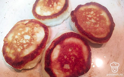 Переверните, накройте крышкой сковородку и обжарьте до золотистого цвета. 