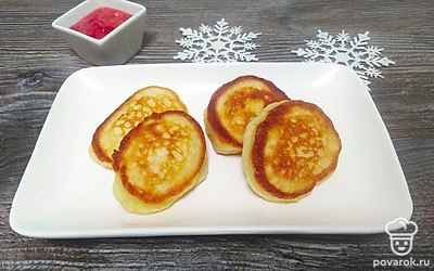 Подайте порционно с клубничным джемом.