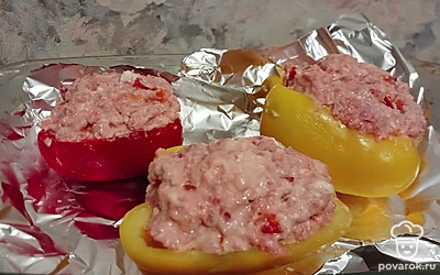 Начините получившимся фаршем перцы. Выложите их на фольгу и запекайте в разогретой до 180 градусов духовке 45 минут.