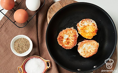 Приготовьте багет с куриным яйцом. В каждый кусок багета аккуратно разбейте по куриному яйцу, немного посолите и поперчите, накройте крышкой и жарьте 3 минуты. Аккуратно переверните каждый багет на другую сторону, жарьте без крышки еще 3 минуты.