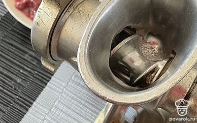 Подготавьте мясорубку. Нарежьте лук, морковь.