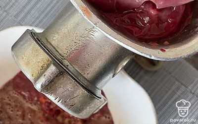 Через мясорубку пропустите печень, лук, морковь.