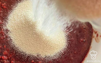 В перекрученную массу всыпьте манку.