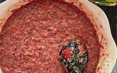 Все перемешайте. Дайте настояться массе 10-15 минут.