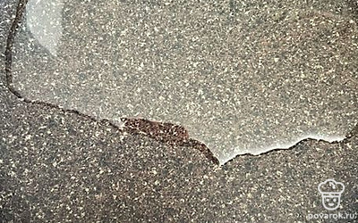 Поставьте на огонь сковороду, налейте подсолнечное масло.