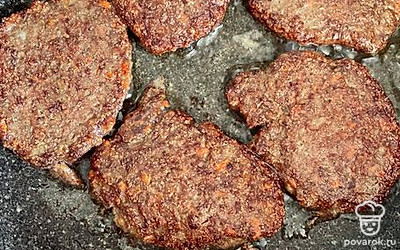 Обжарьте оладьи на медленном огне 5 минут с одной стороны, 5 минут с другой стороны.