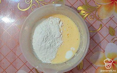 Добавьте муку, все хорошенько перемешайте.