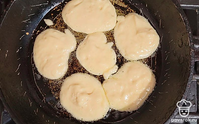 На разогретую сковороду с растительным маслом выложите ложкой получившуюся массу.
