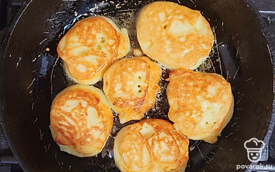 Обжарьте на среднем огне по 3-4 минуты с каждой стороны. 